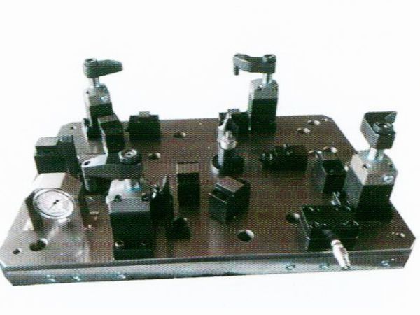 齒(chi)輪(lun)室罩(zhao)蓋液(ye)壓裌(jia)具(ju)